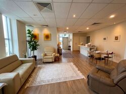 Palais Renaissance (D9), Office #632370631